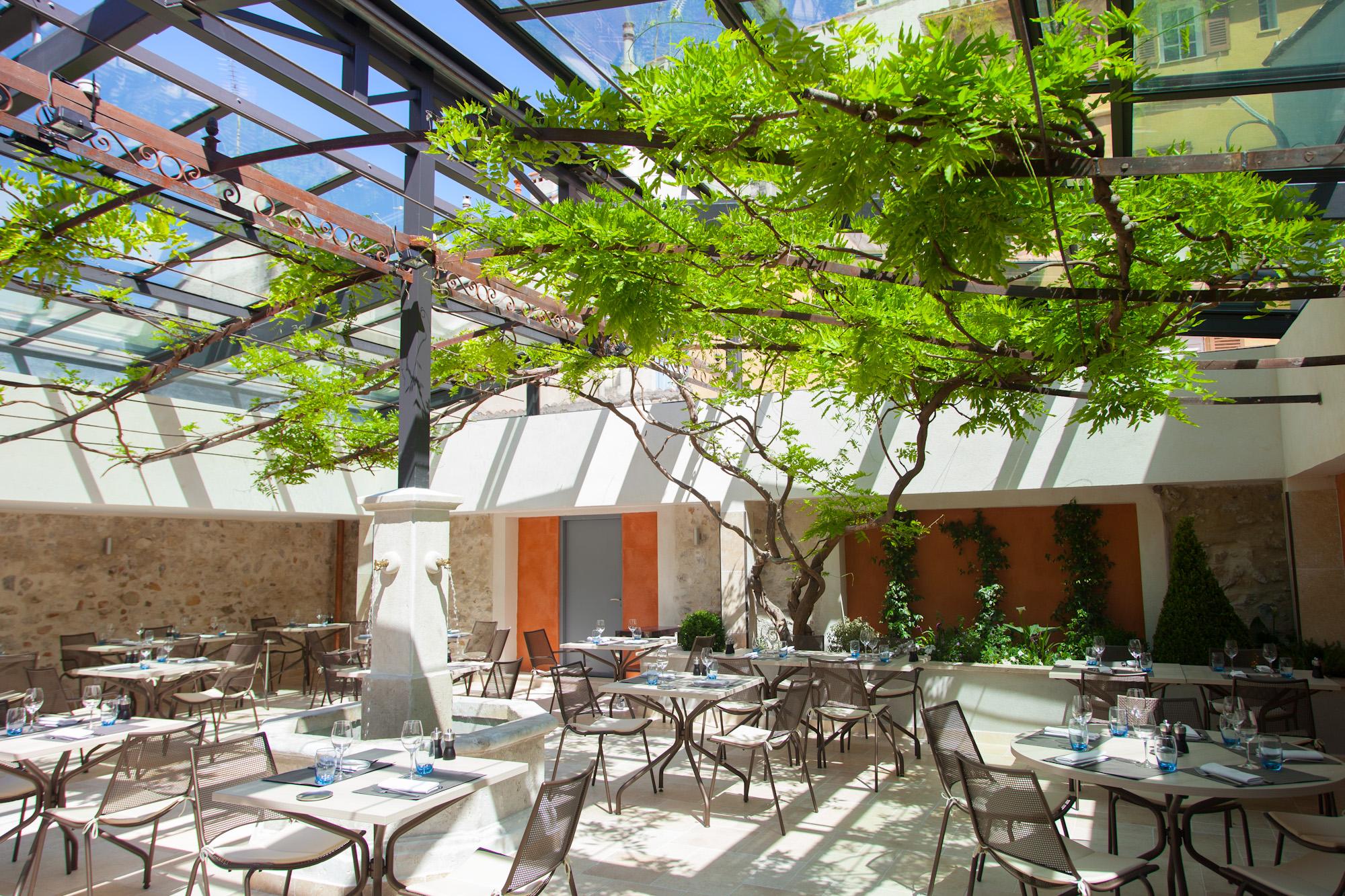 Intérieur du Nacional Trattoria sous la verrière, ambiance chaleureuse