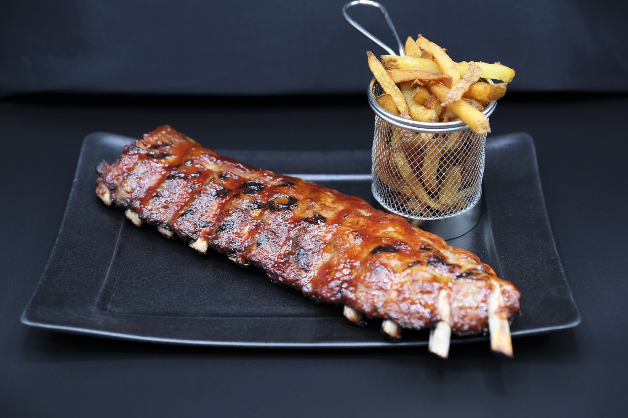 Ribs de porc caramélisés et frites maison, signature du Nacional